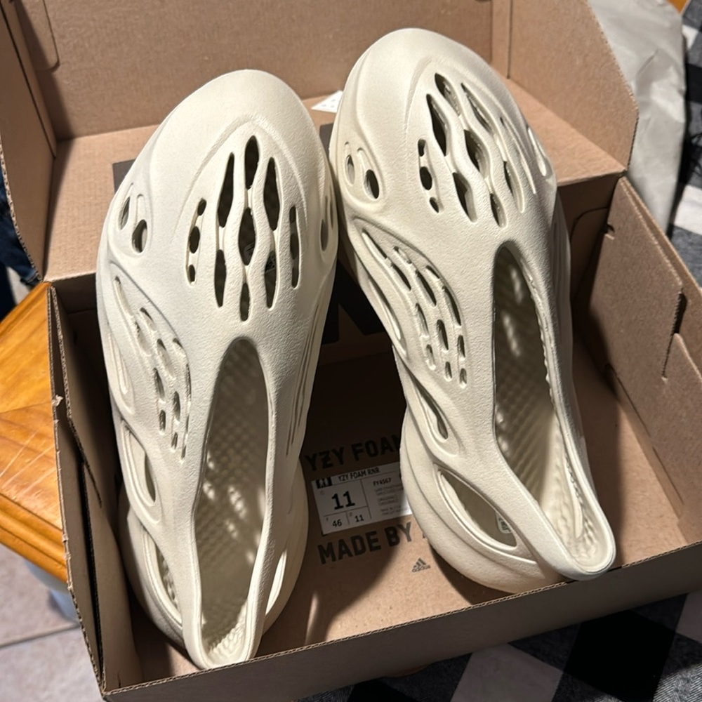 Yeezy Foam Runner (NIB)